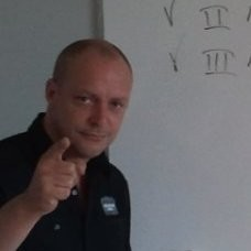 Richard Wittebol, pointing at the camera with a grin